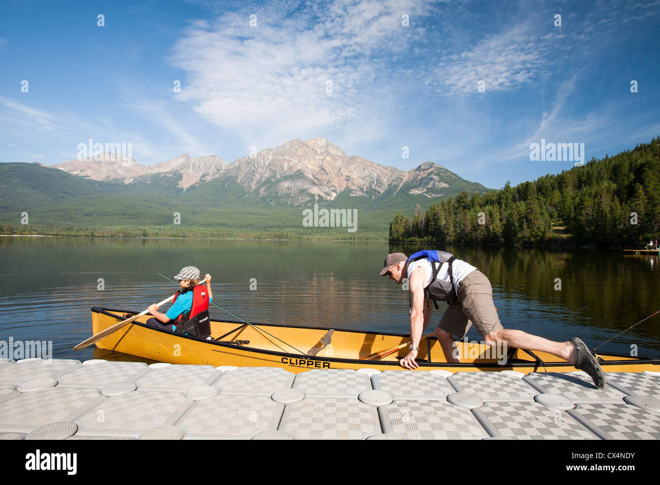 Un père et son fils dans un canot sur le lac Pyramid près de Jasper, Rocheuses canadiennes. Banque D'Images