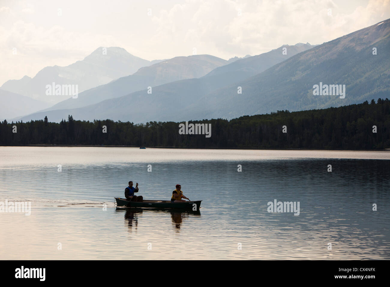 Un couple dans un canot sur le lac Pyramid près de Jasper, Rocheuses canadiennes. Banque D'Images