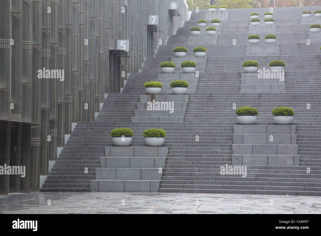 Escalier en pierre et en béton à l'université féminine d'Ewha à Séoul, Corée du Sud Banque D'Images