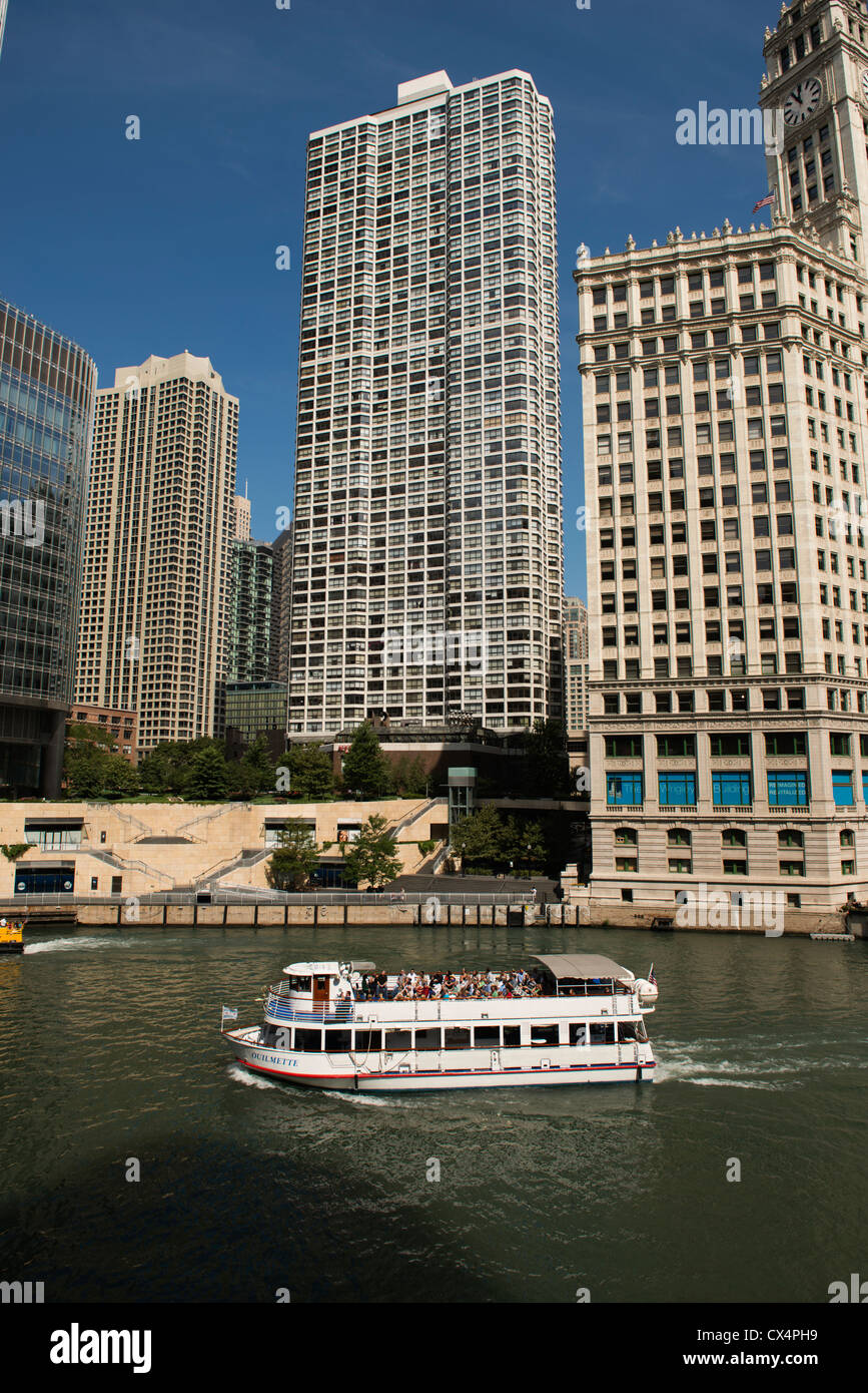 Excursion en bateau avec les touristes sur la rivière Chicago avec les immeubles de grande hauteur au-delà d'une journée ensoleillée. Banque D'Images