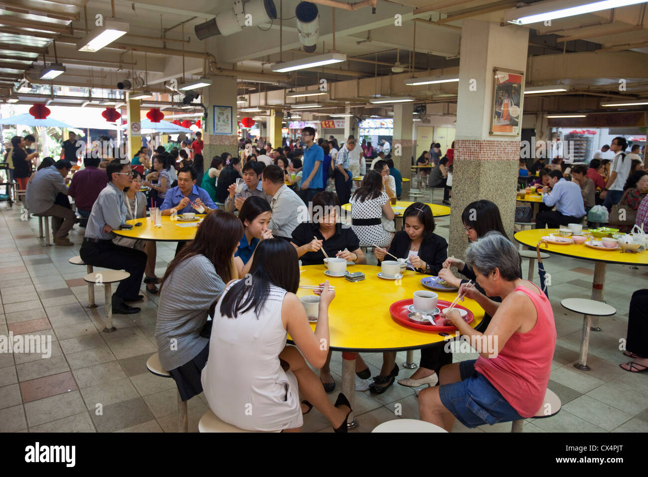 La foule à l'heure du déjeuner le People's Park Complex hawker centre (food court). Chinatown, Singapour Banque D'Images