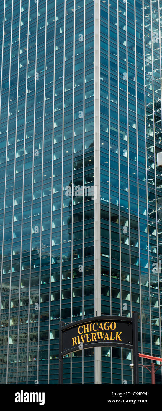Signe indiquant le Riverwalk Chicago avec immeuble derrière. Banque D'Images