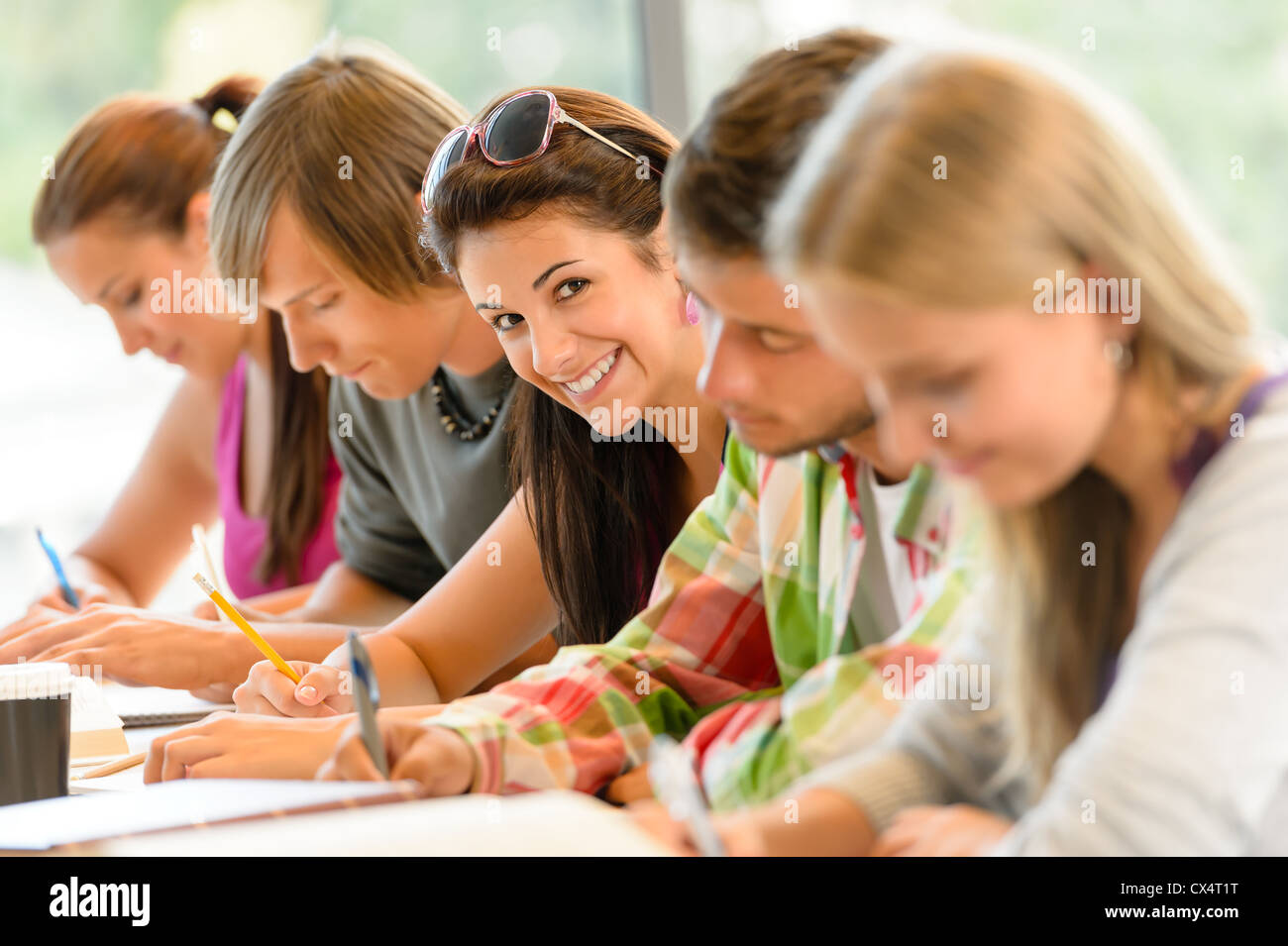 Les élèves qui préparent à des examens de l'école classe universitaire campus teens Banque D'Images