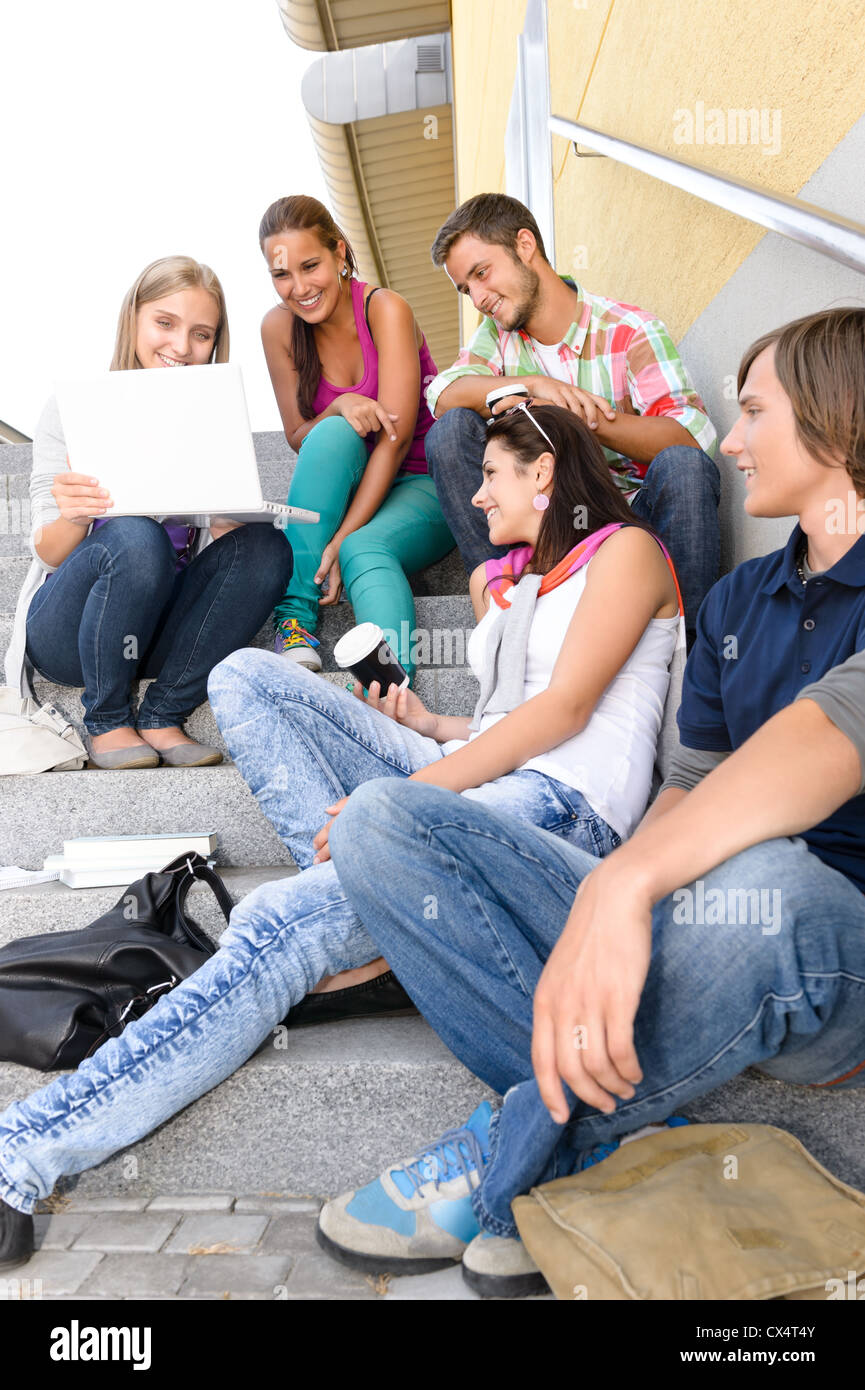 Les élèves s'amusant avec l'école de l'adolescence pour ordinateur portable escaliers collège laughing Banque D'Images