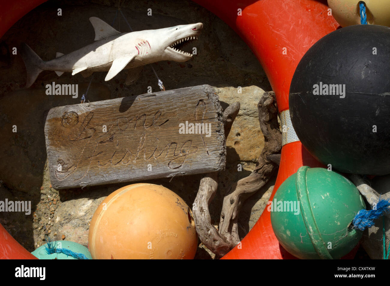 Un assortiment de pièces nautiques Steephill Cove, Île de Wight. Banque D'Images