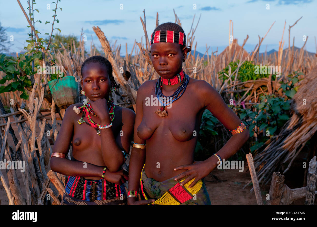 Afrique L'Éthiopie Turmi inférieur village Vallée de l'Omo Hamar tribu marteau teenage girls topless seins # 23 Banque D'Images