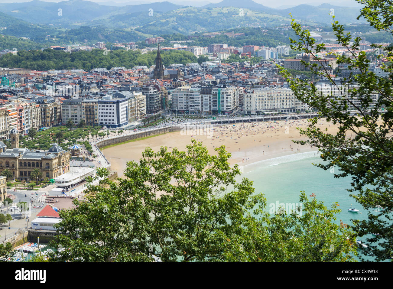 Vue sur la plage de La Concha à marée haute. San Sebastian, Donostia, Pays Basque, Espagne Banque D'Images