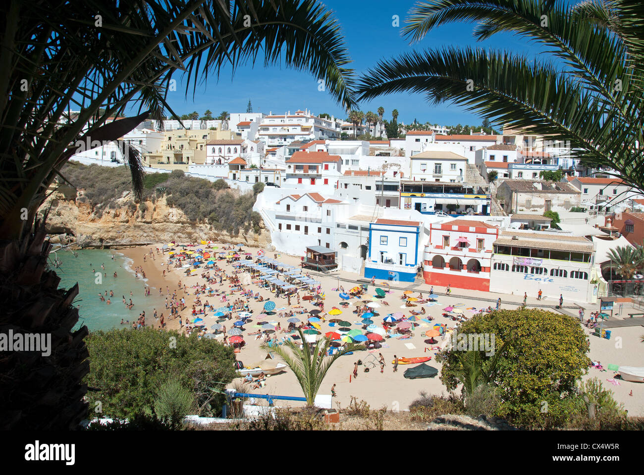 ALGARVE, PORTUGAL. Vue de Praia do Carvoeiro ville et de la plage. 2012. Banque D'Images