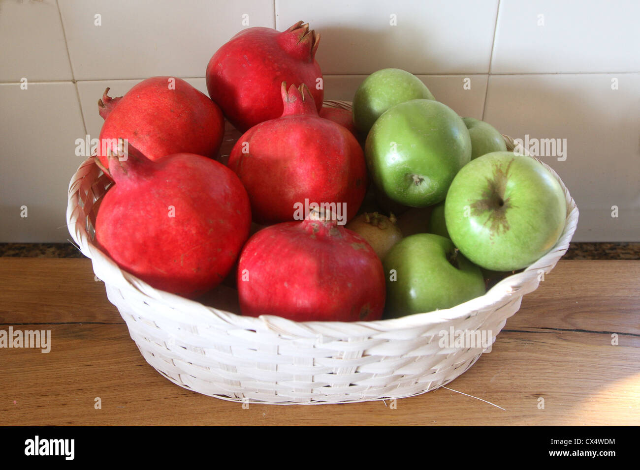 Still Life panier de grenades et de pommes comme une préparation pour le peuple juif Rosh Hashana maison de vacances Banque D'Images