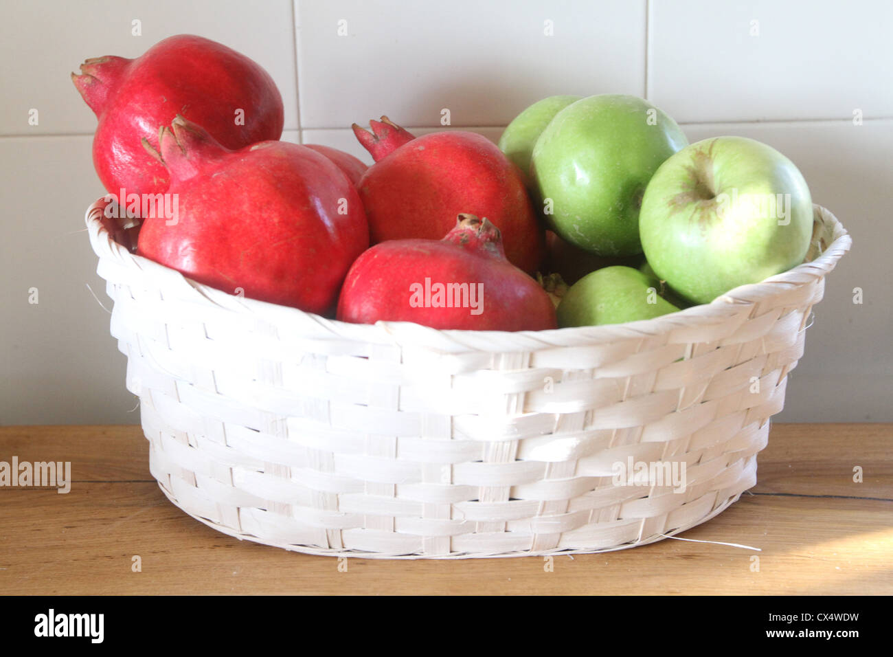 Still Life panier de grenades et de pommes comme une préparation pour le peuple juif Rosh Hashana maison de vacances Banque D'Images