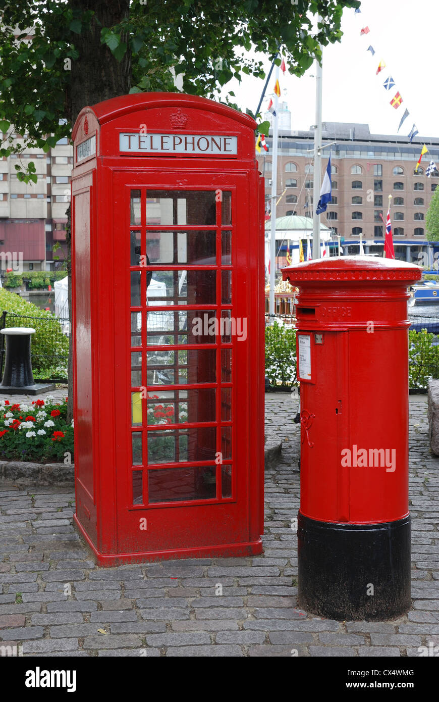 La cabine téléphonique rouge et boîte postale à Saint Katharine's Dock près de Tower Bridge. Londres. L'Angleterre Banque D'Images