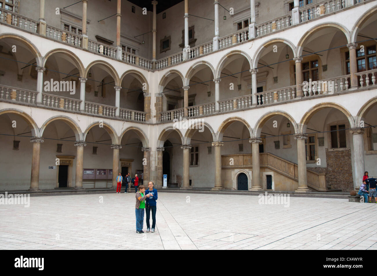 Galeries d'arcade de la cour Renaissance du château de Wawel hill Krakow city région de Malopolska Pologne Europe Banque D'Images