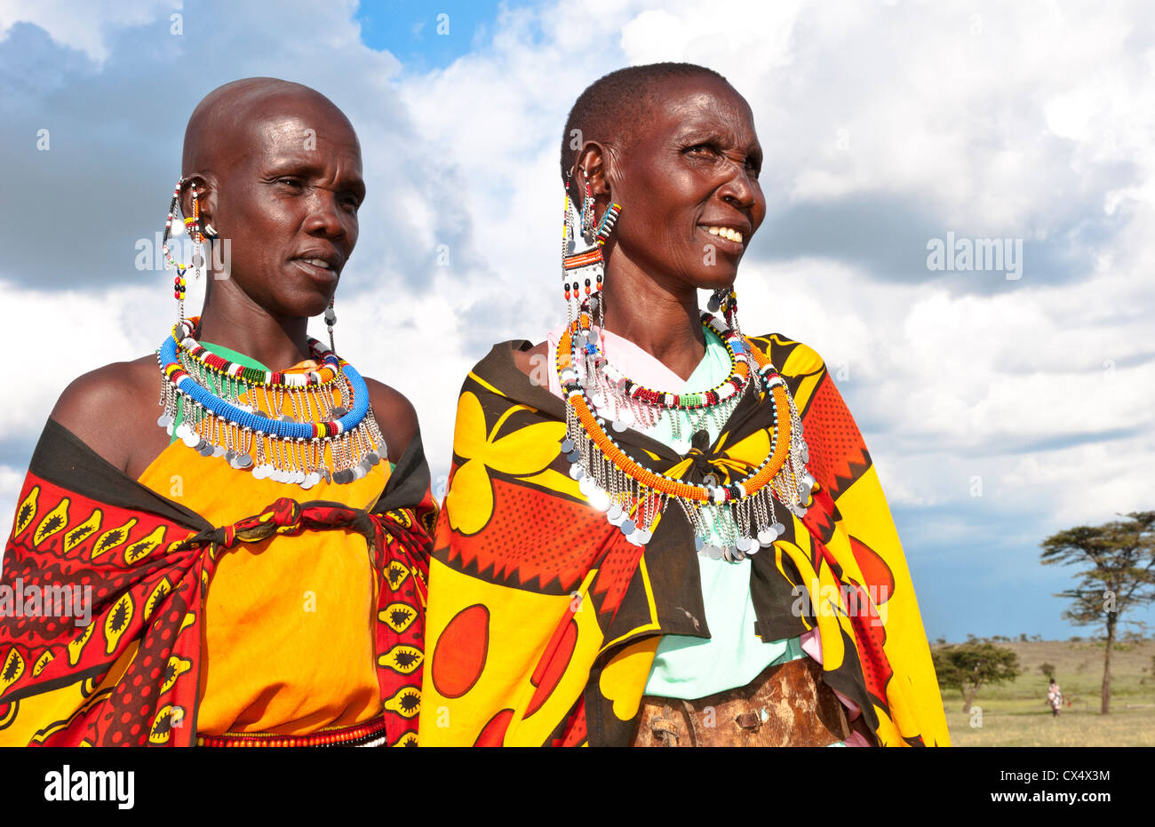 La réserve de Masai Mara au Kenya avec deux femmes Masai en robe colorée avec ciel bleu dans le Masai Mara National Park en réserve # 10 Banque D'Images