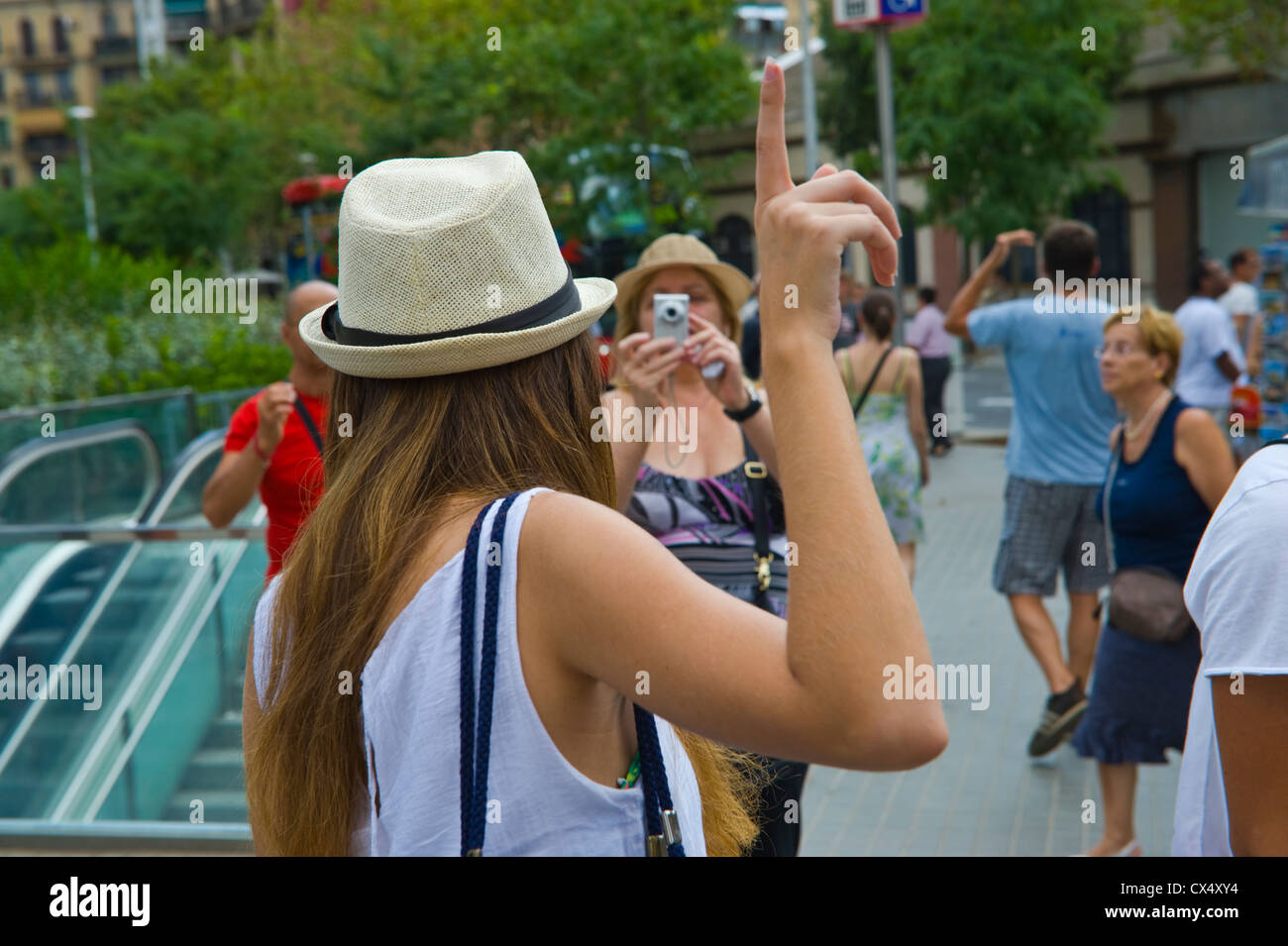 Les touristes de la rue de Barcelone avec une caméra numérique en photographiant les attractions de Barcelone Catalogne Espagne ES Banque D'Images