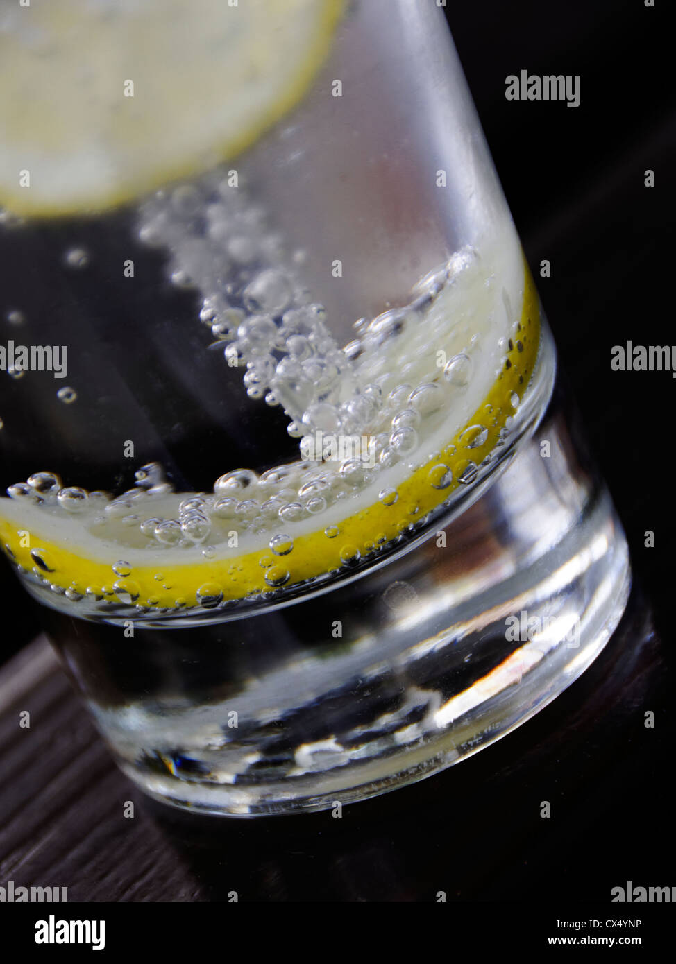 Verre de l'eau pétillante avec une tranche de citron Banque D'Images