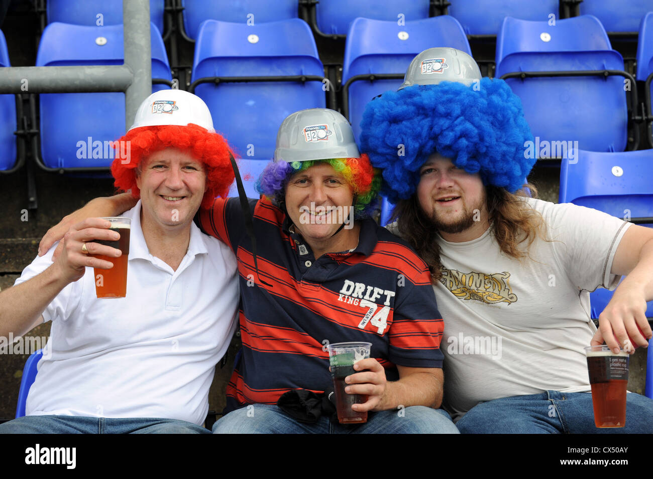 Fans de cricket en robe de prêt pour le début du xxie journée finale20 2012 au Stade Swalec à Cardiff Banque D'Images