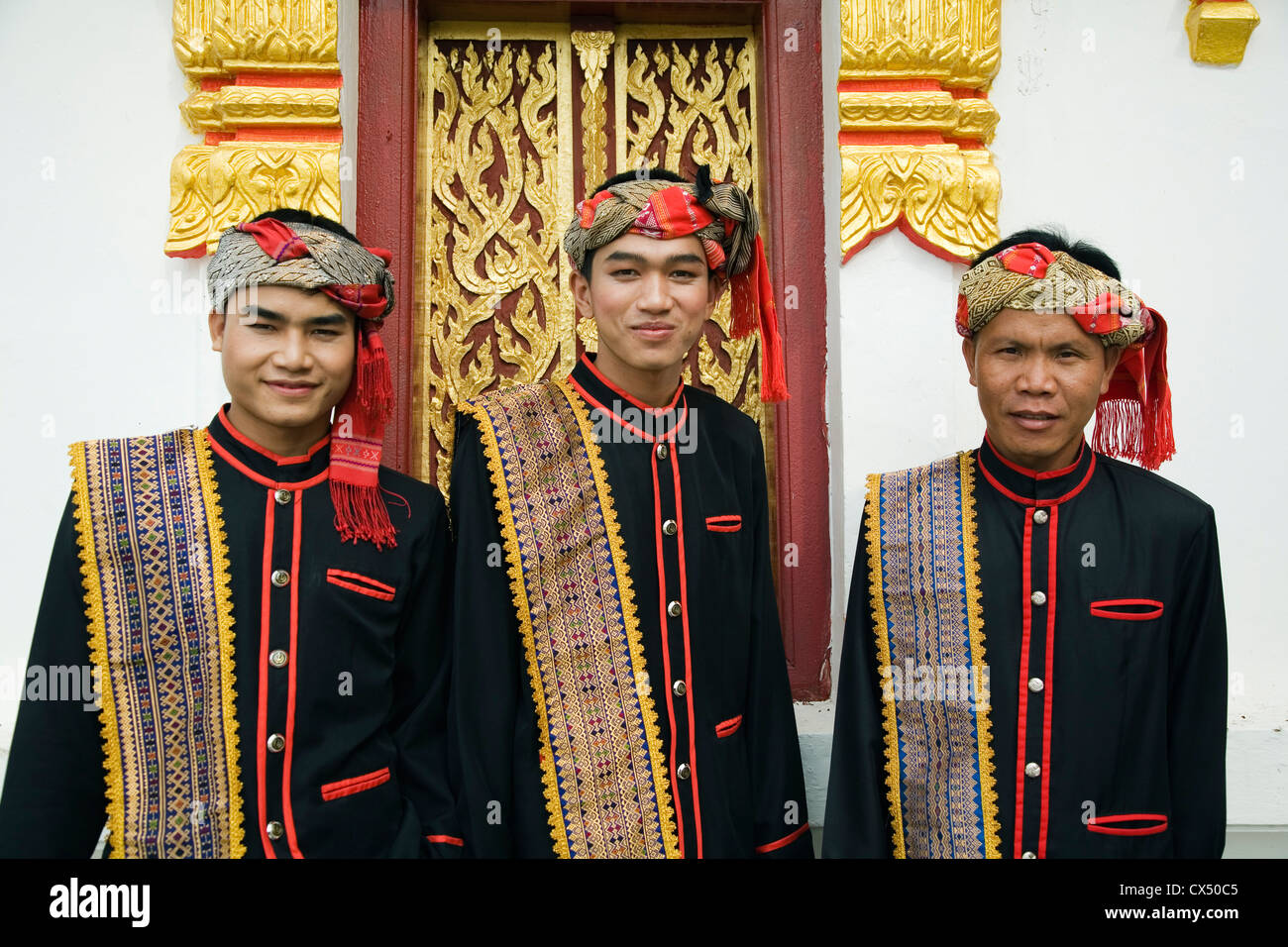 Les hommes en tenue traditionnelle au cours de l'Isan Cire Château festival. Sakhon Nakhon, Sakhon Nakhon (Thaïlande) Banque D'Images