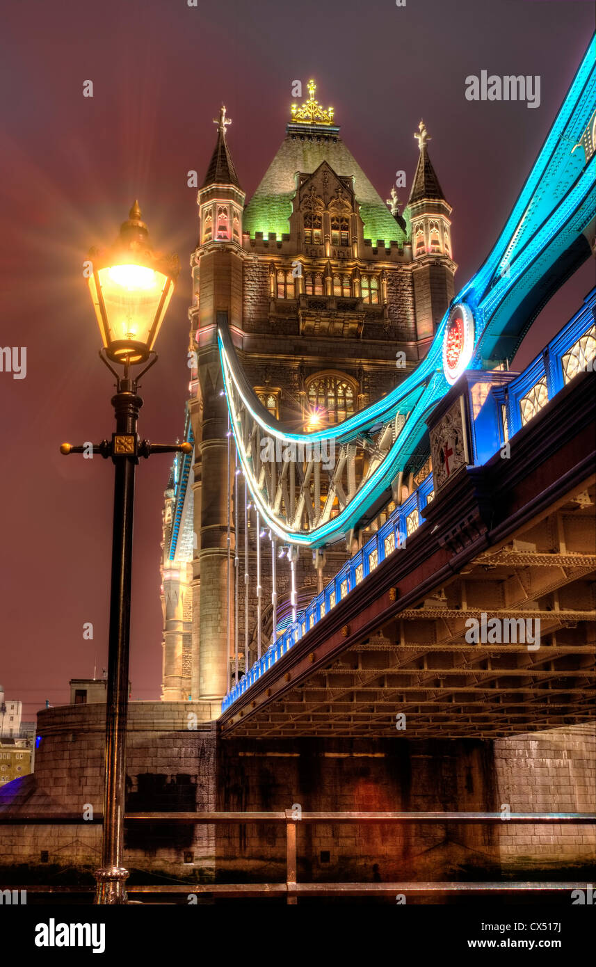 Sous Tower Bridge Banque D'Images
