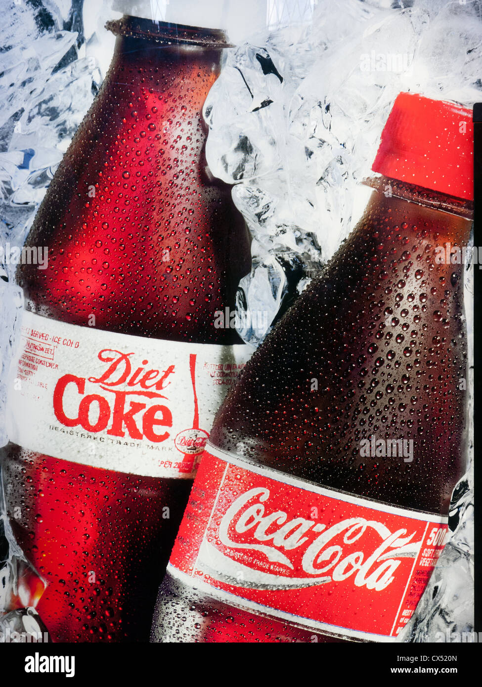 Régime alimentaire deux bouteilles Cola Coco entourée de glace dans un réfrigérateur, London, UK Banque D'Images Régime alimentaire deux bouteilles Cola Coco entourée de glace dans un réfrigérateur, London, UK Banque D'Images