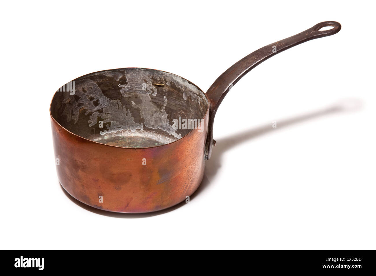 Casserole en cuivre isolé sur un fond blanc studio. Banque D'Images