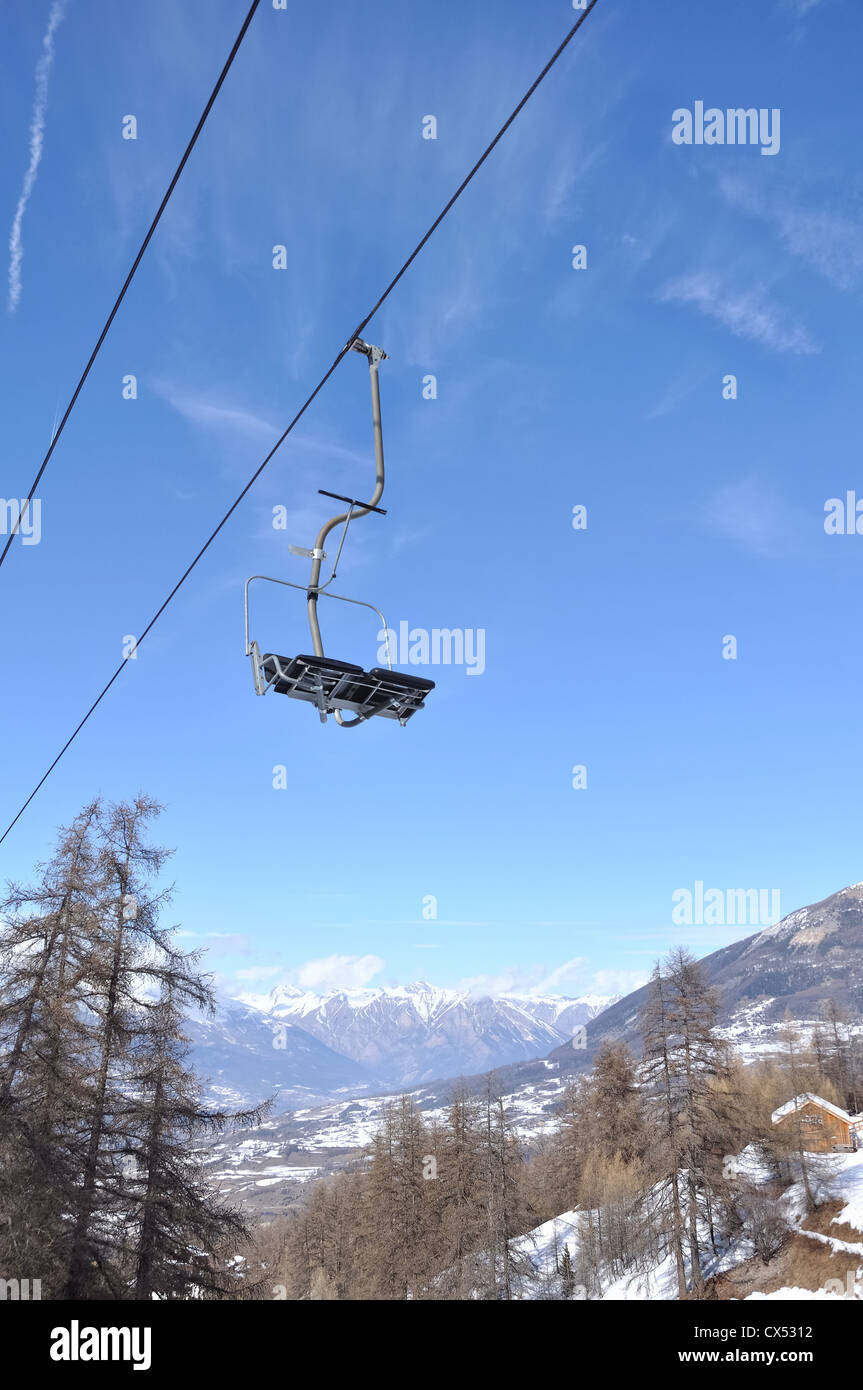 Télésiège vide au-dessus d'un paysage de montagne Banque D'Images