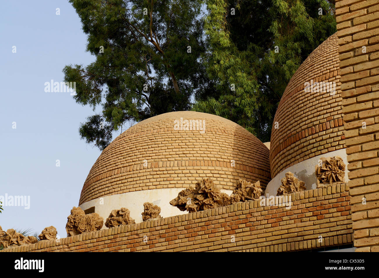 Architecture traditionnelle dans la ville tunisienne de Tozeur avec briques apparentes Banque D'Images