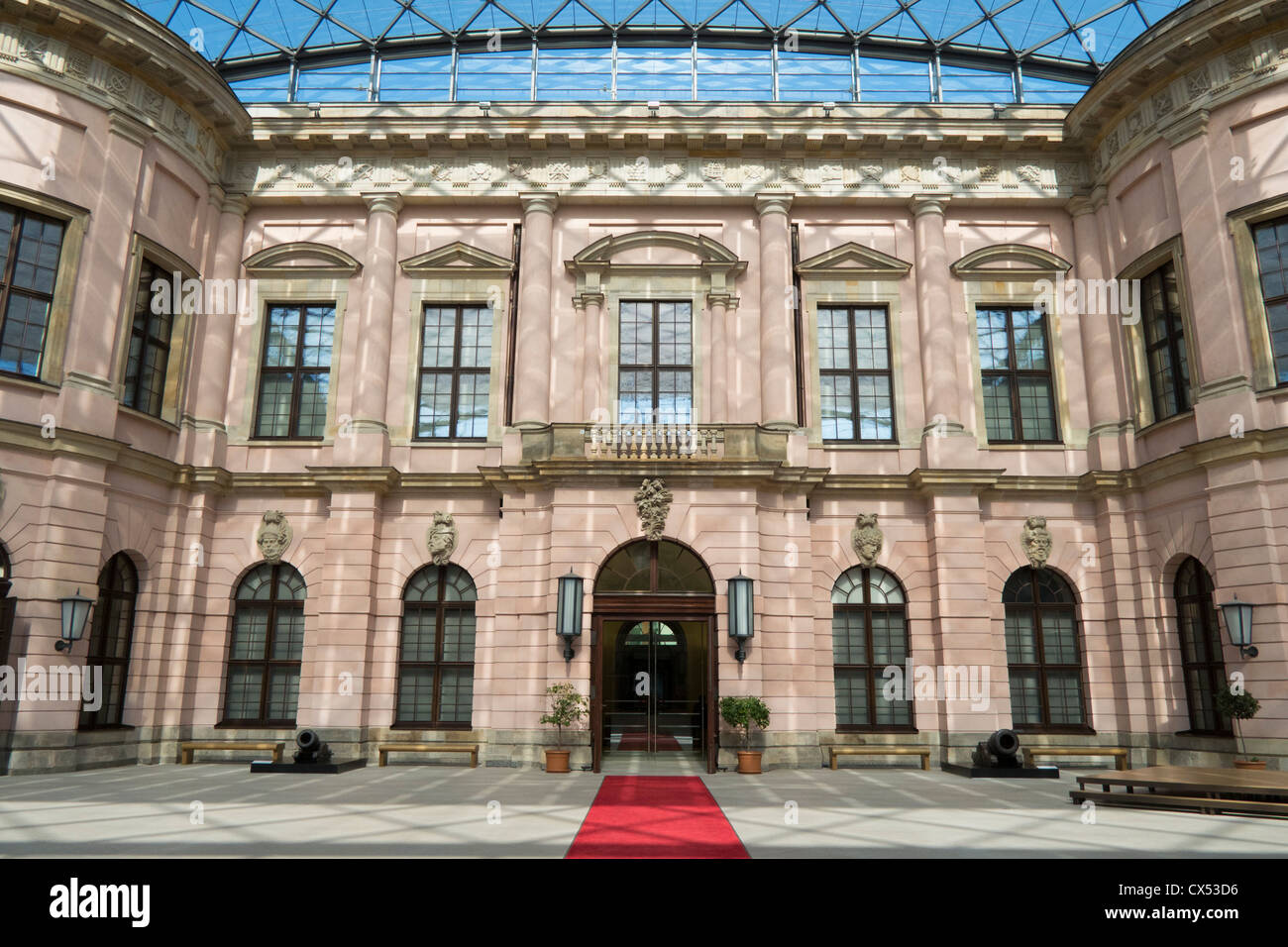 Atrium intérieur avec toit en verre moderne au Musée historique allemand à Berlin Allemagne Banque D'Images