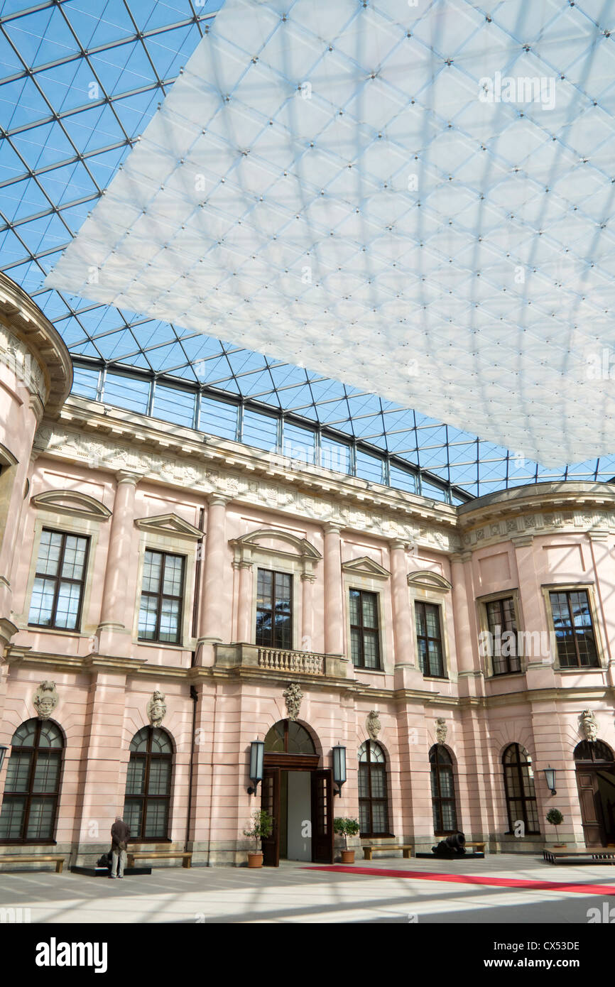 Atrium intérieur avec toit en verre moderne au Musée historique allemand à Berlin Allemagne Banque D'Images