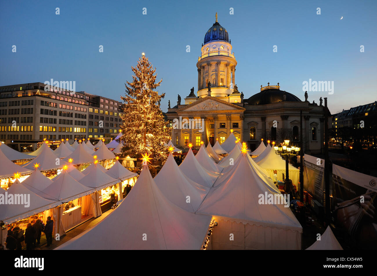 Winterzauber, Magie de Noël, marché de Noël sur la place de Gendarmenmarkt, Deutscher Dom, la cathédrale de Berlin, Germany, Europe Banque D'Images