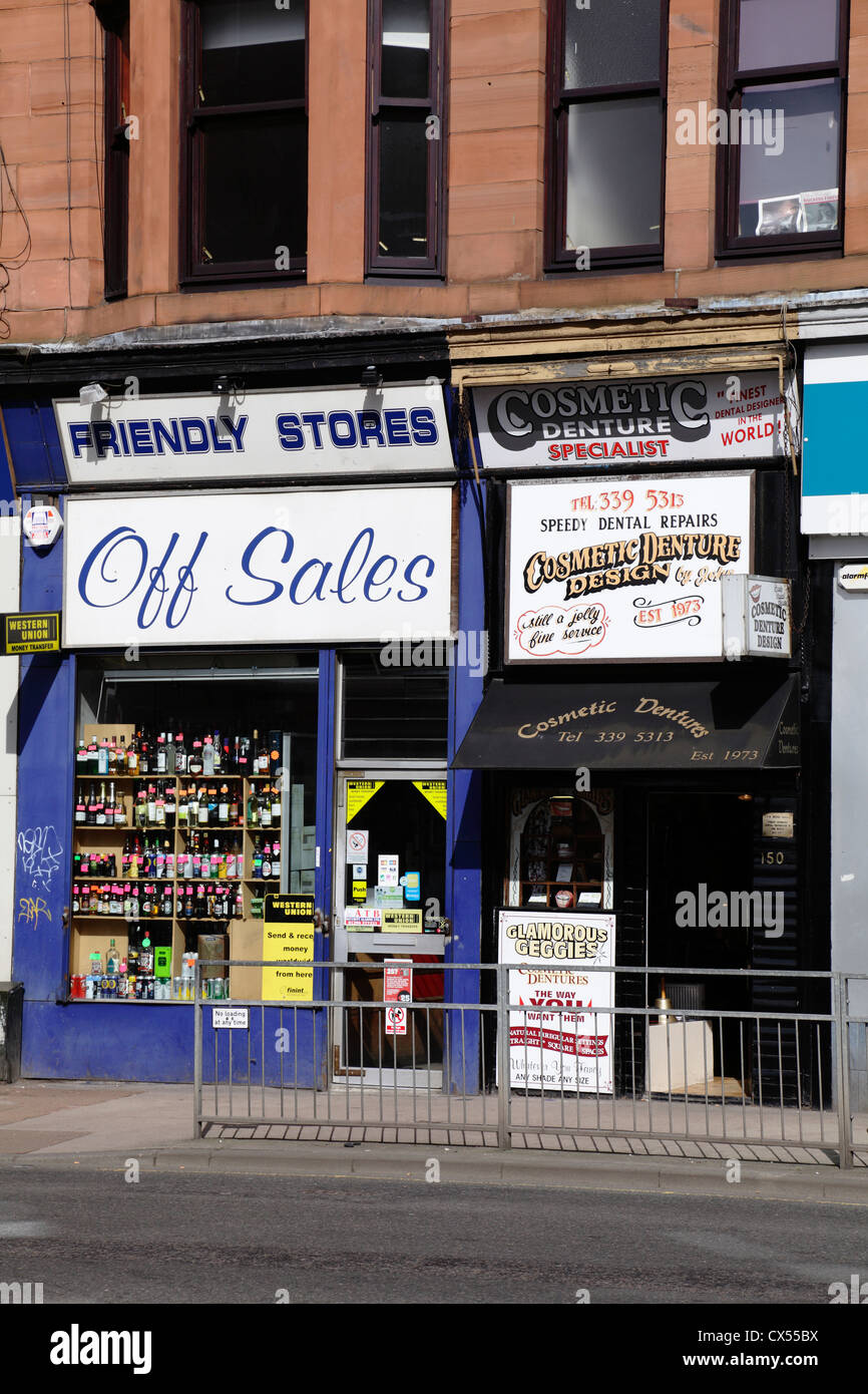 An Off Sales and Cosmetic dentiers Shops, Dumbarton Road, Partick, The West End of Glasgow, Écosse, Royaume-Uni Banque D'Images