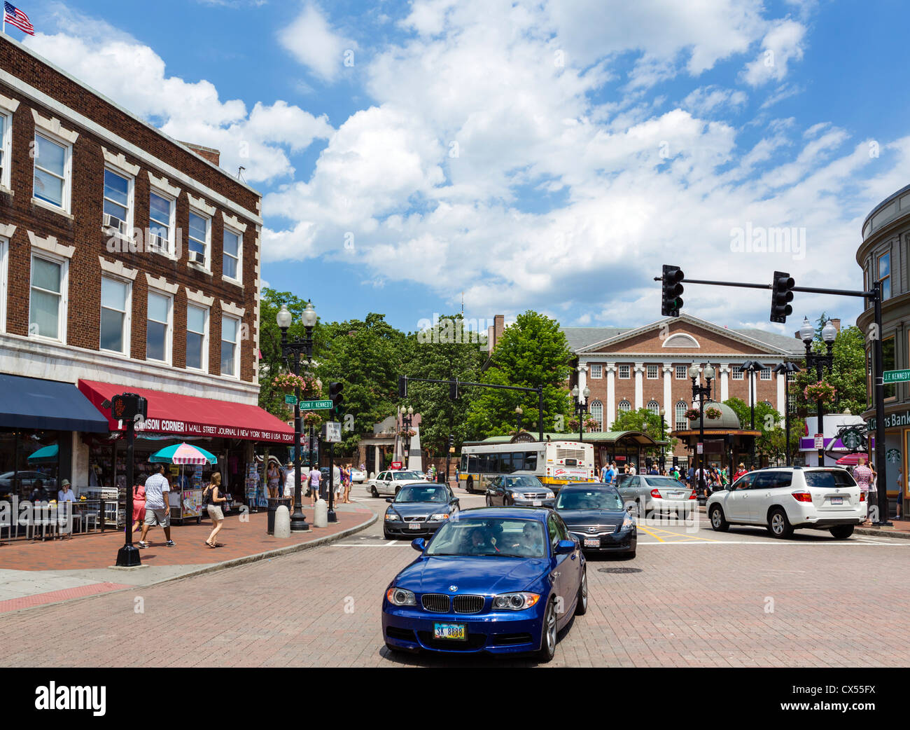 Vue vers le bas de la rue Brattle vers Harvard Square, Cambridge, Boston, Massachusetts, USA Banque D'Images