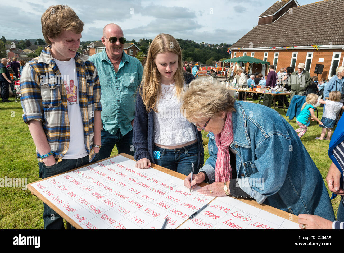 'Suppose QUE LE NOM DE L'ours en peluche" à l'ÉGLISE DE DÉCROCHAGE FETE, GLOUCESTERSHIRE ENGLAND UK Banque D'Images
