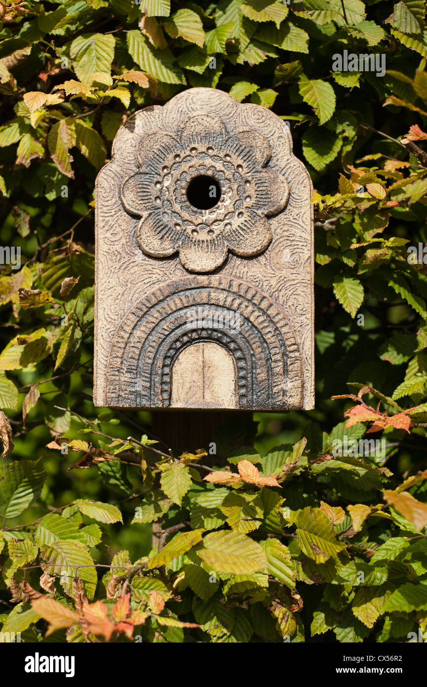 Oiseau décoratif fort dans un charme à couverture Painswick Rococo Garden, Gloucestershire, Angleterre, Royaume-Uni Banque D'Images
