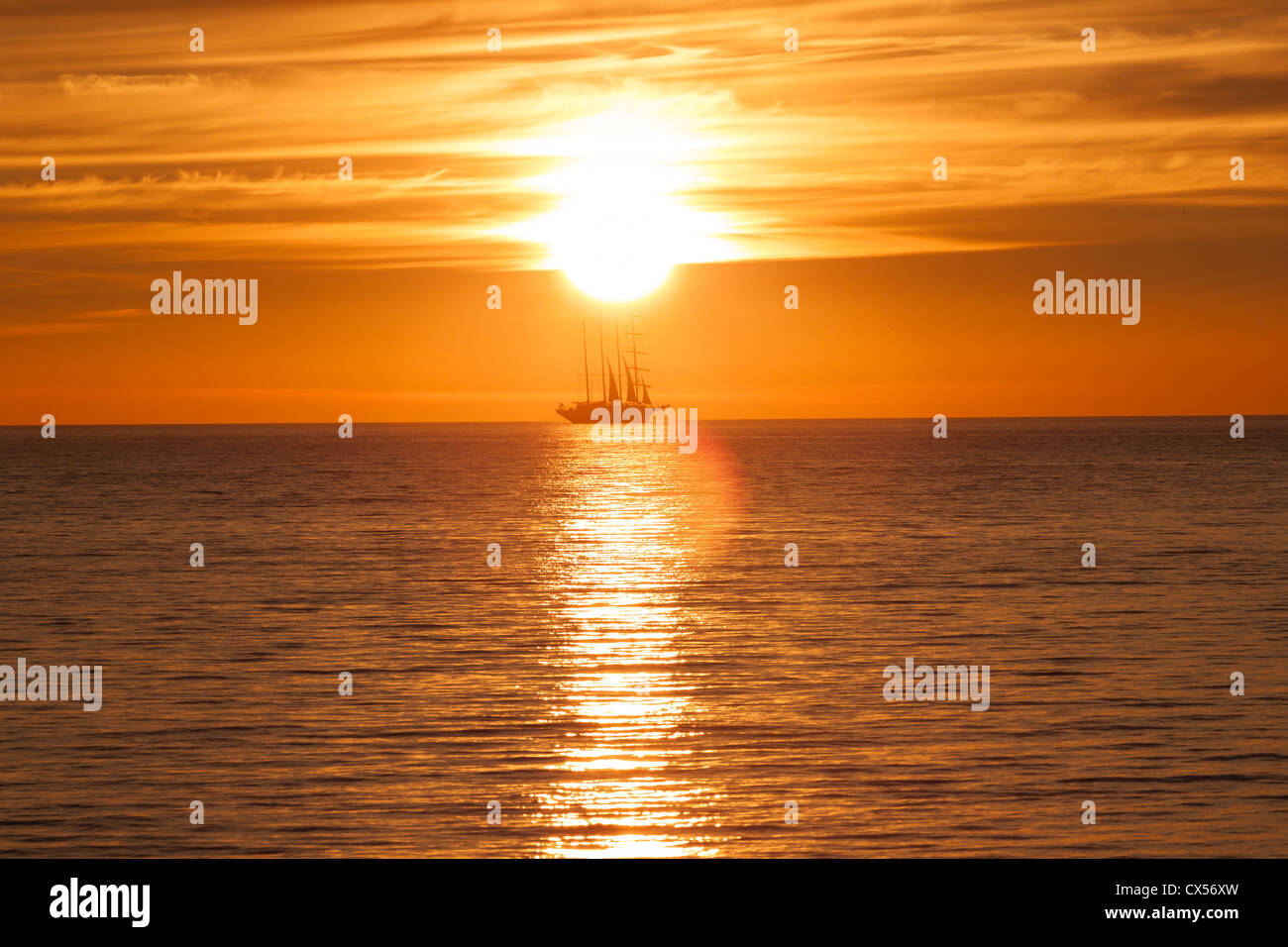 Silhouette en voilier en mer. Coucher de soleil sur le feu Banque D'Images