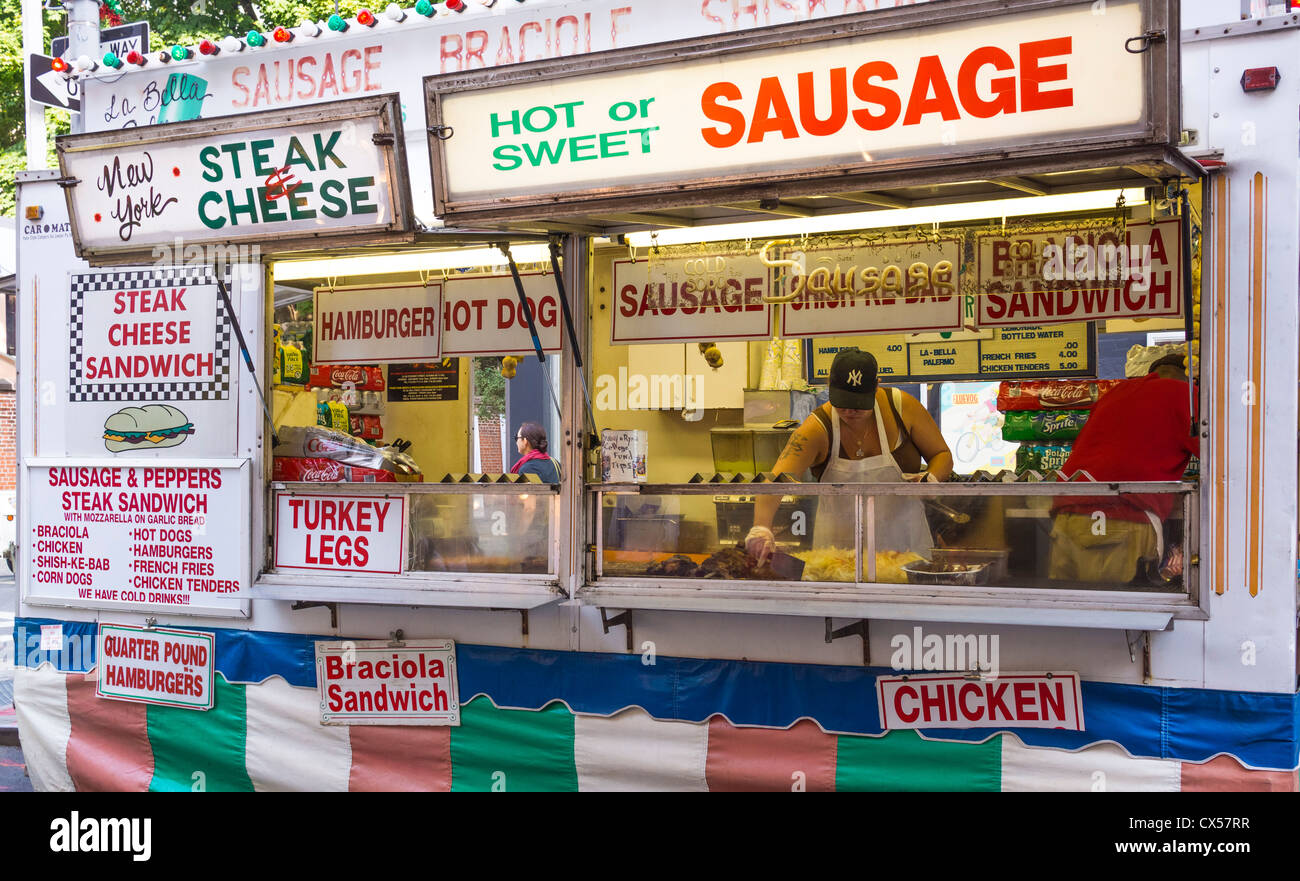 L'alimentation rapide de style italien à un stand de rue sur Mulberry Street pendant la fête de San Gennaro dans New York City Banque D'Images