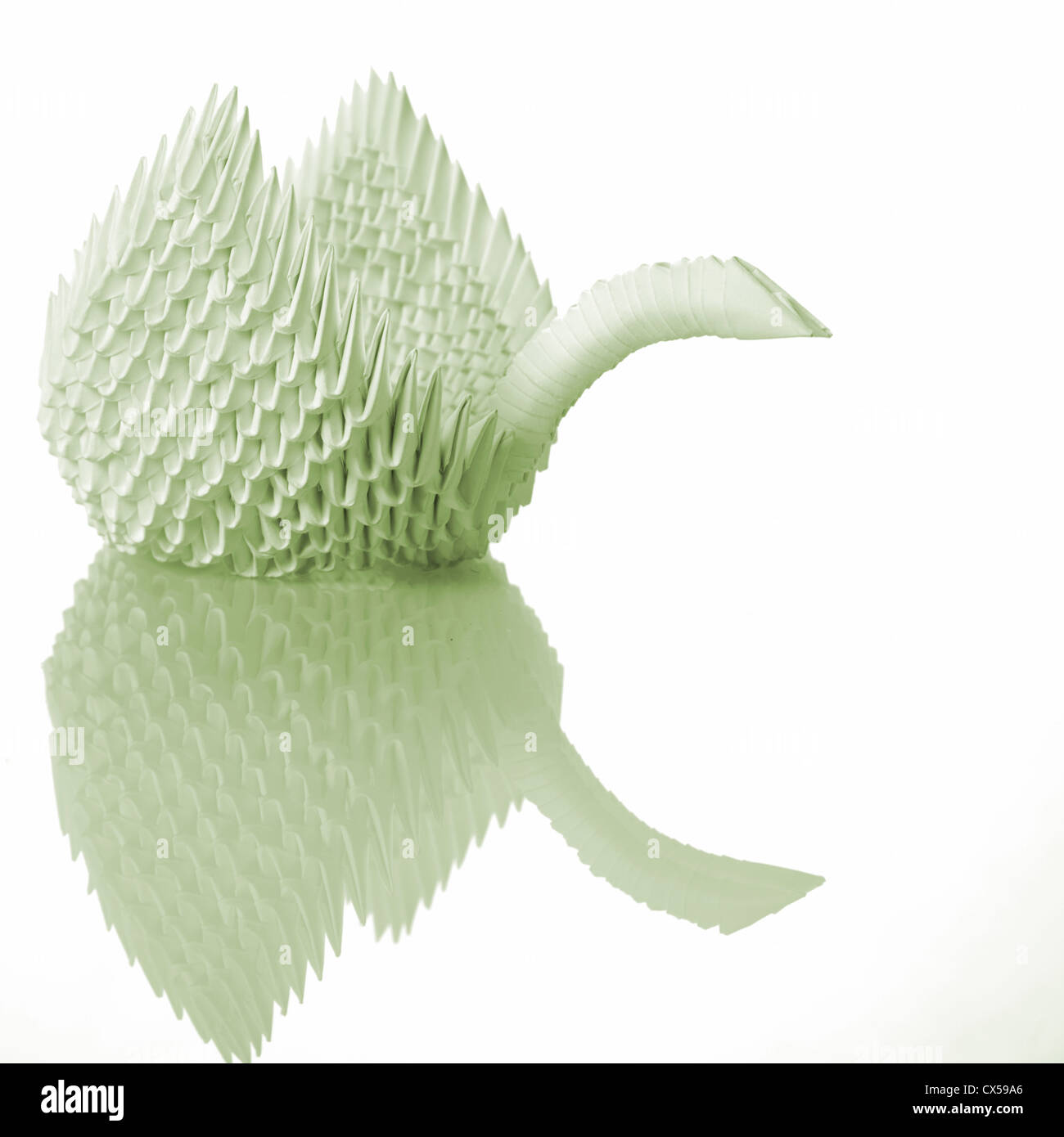 L'art de l'Origami swan sur table avec réflexion Banque D'Images