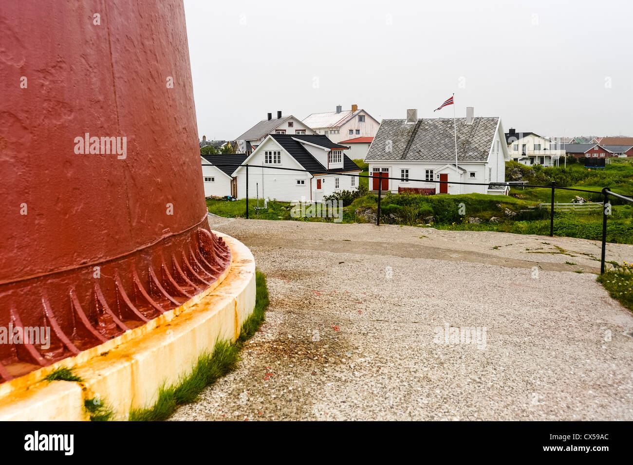 La Norvège, Vesteraalen. Andøya est la plus septentrionale des îles de l'archipel des Vesterålen sans petrole. Le phare rouge à Andenes. Banque D'Images