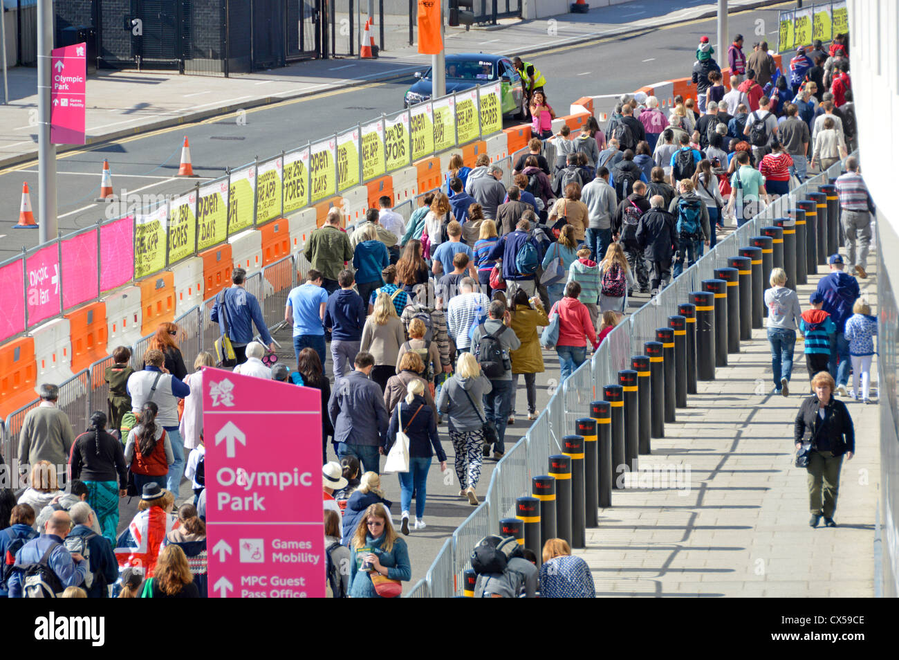 Vue aérienne foule de spectateurs à la gare de Stratford en direction de l'entrée du parc olympique de 2012 pour les Jeux paralympiques est de Londres Angleterre Royaume-Uni Banque D'Images