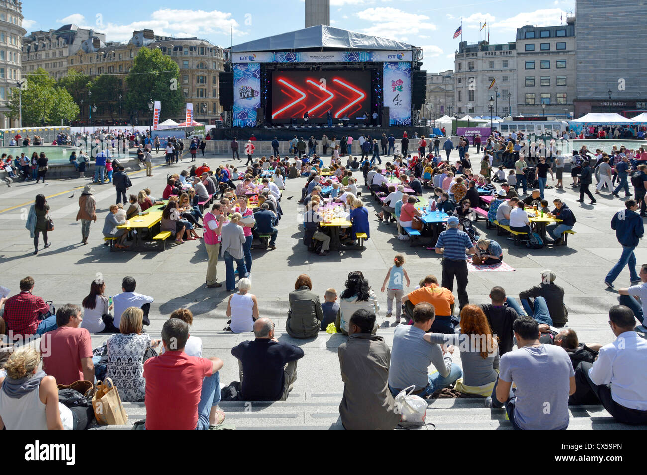 Tables de pique-nique placées à Trafalgar Square en face du grand écran de télévision et de l'étape au cours de Jeux olympiques et paralympiques de Londres 2012 Banque D'Images