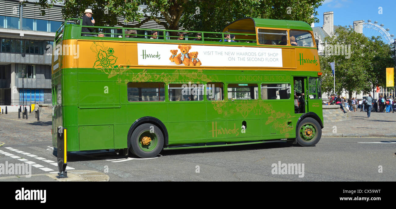 Les touristes sur Harrods open top classic converti Routemaster bus de tournée de visites à Londres le jour d'un ciel bleu au-delà de l'Œil de Londres Angleterre Royaume-uni Banque D'Images