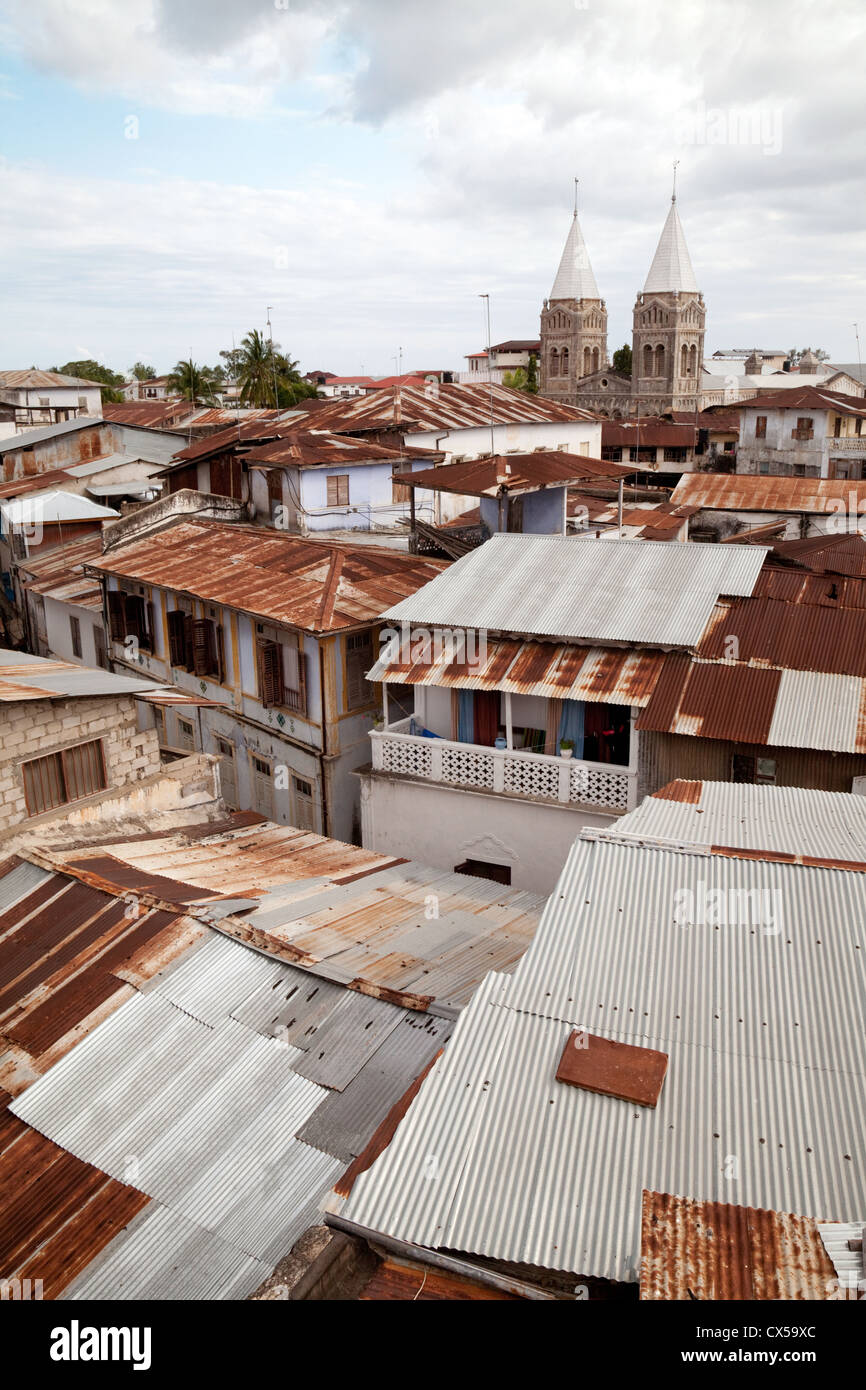 Les toits en tôle ondulée sur l'horizon, Stone Town, Zanzibar Tanzanie Afrique Banque D'Images