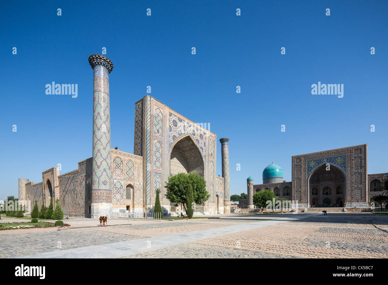 Les madrasas d'Ulugh Beg et Tila Kari, Reghistan, Samarkand, Ouzbékistan Banque D'Images