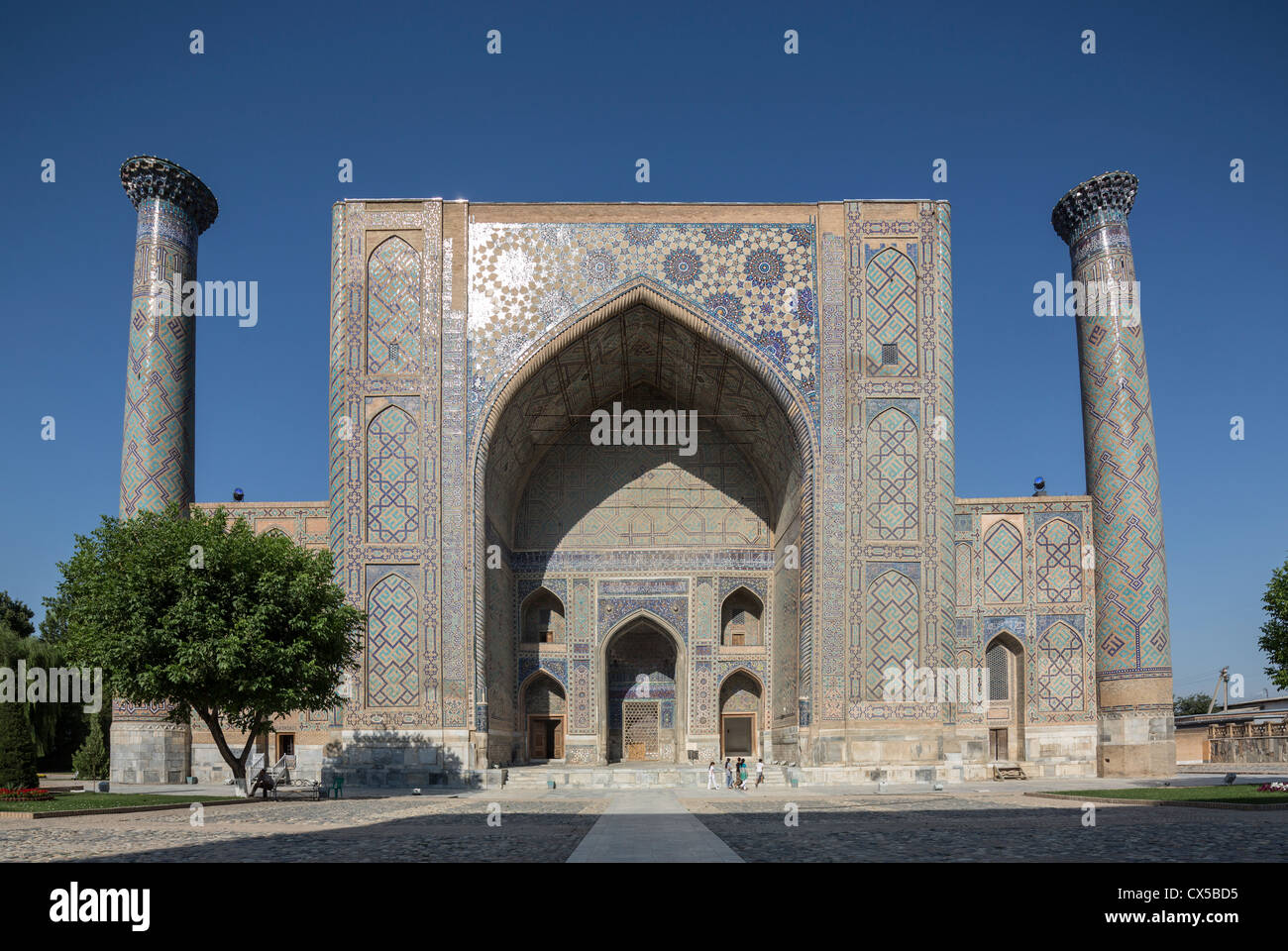 Façade d'entrée de Madrasa Ulugh Beg, Samarqand, Ouzbékistan Banque D'Images