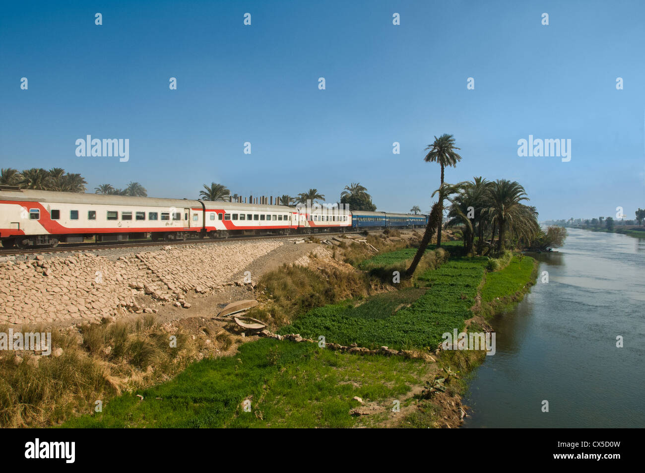 Train en haute Egypte à côté de Minya Egypte le long du Nil Banque D'Images