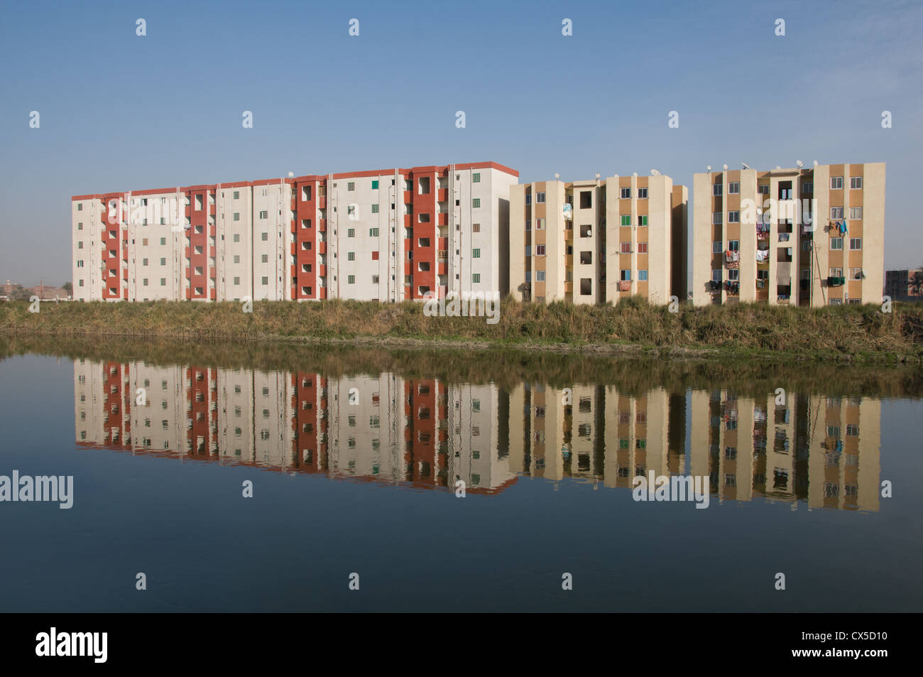 Les bâtiments avec des appartements sur les rives du Nil, Minya Haute Egypte Banque D'Images