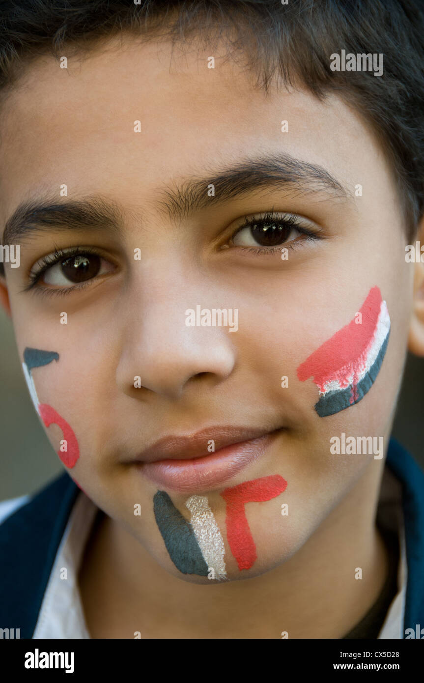 Portrait garçon égyptien avec les couleurs du drapeau égyptien sur le visage Banque D'Images