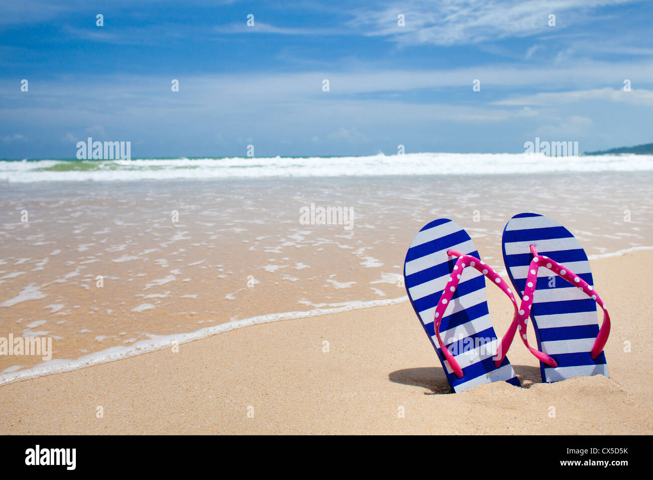 Paire flipflop colorés sur mer plage Banque D'Images