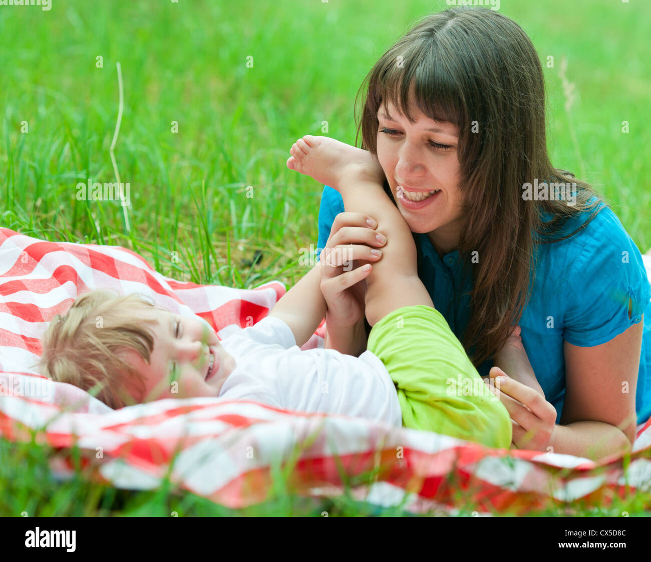 Mère et fille lying together in grass Banque D'Images