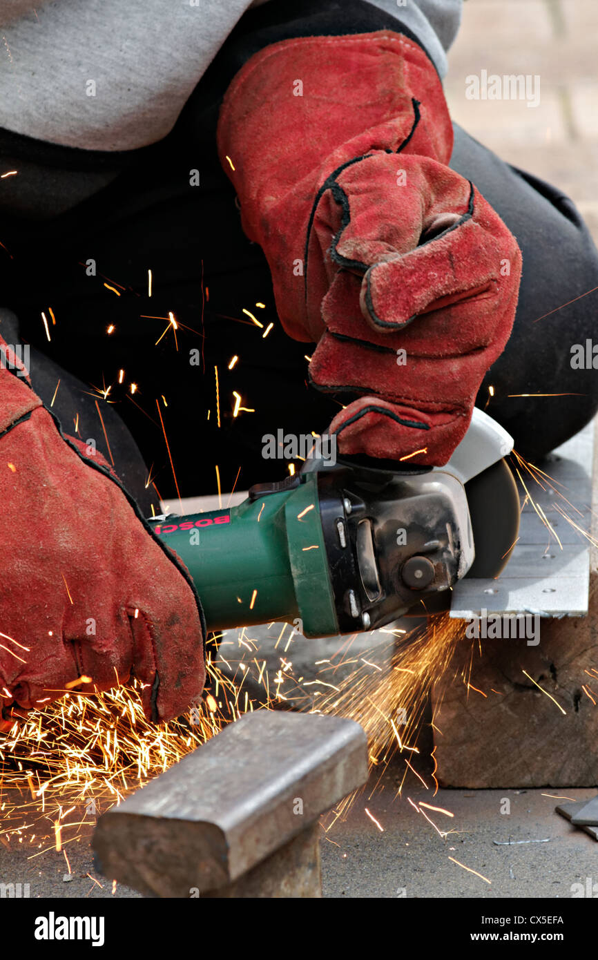 Homme couper le métal avec une meuleuse d'angle Photo Stock - Alamy