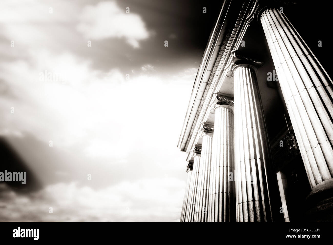 Photo de grandes colonnes en pierre de grec . Banque D'Images